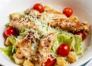 Классический салат Бруклин с курицей