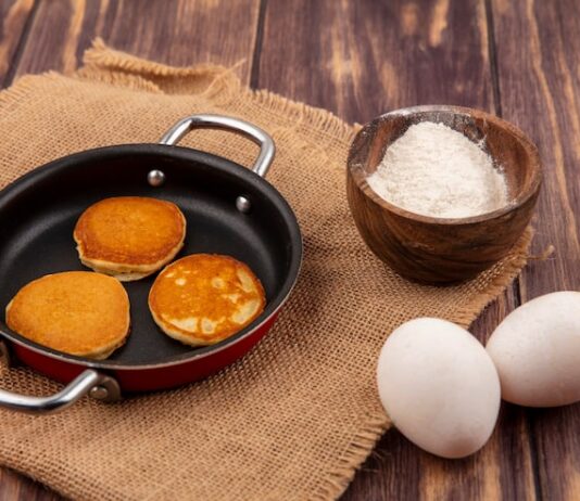 Выпечка из манки на сковороде