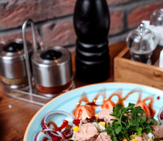 Классический мясной салат со свининой