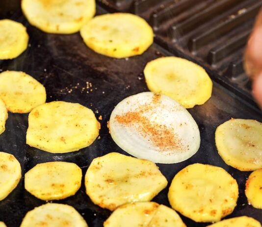 Картофельные чипсы в духовке: простой рецепт