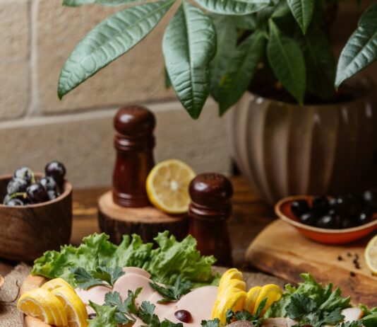 Рецепт салата из колбасного сыра