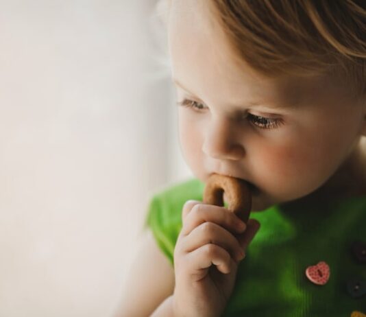 Ребенка укусила змея во сне