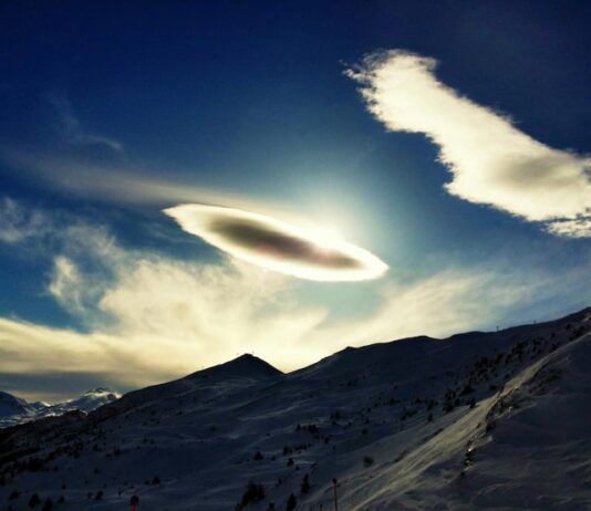 Приснилась летающая тарелка в небе