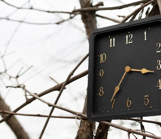 Числа на часах: одинаковые цифры 01:11