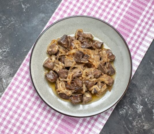 Говяжий язык в сметанном соусе