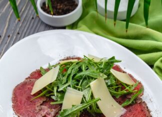 Охотничий салат с копченой колбасой