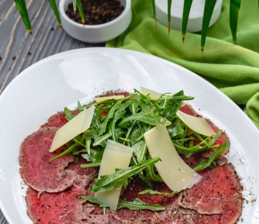 Охотничий салат с копченой колбасой