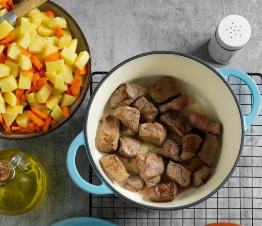 Говядина в духовке в горшочках