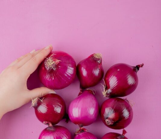 Заговор на лук: защита от врагов