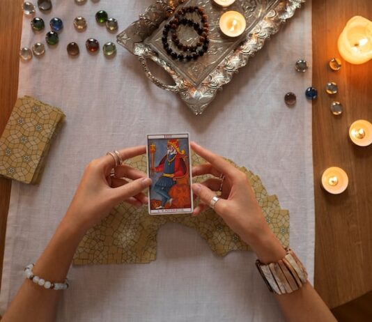 Гадание на Таро для понимания отношений