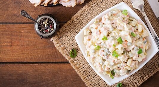 Простой рецепт салата с кальмарами