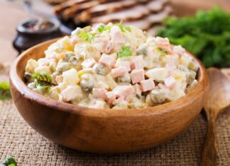 Салат с сыром и ветчиной