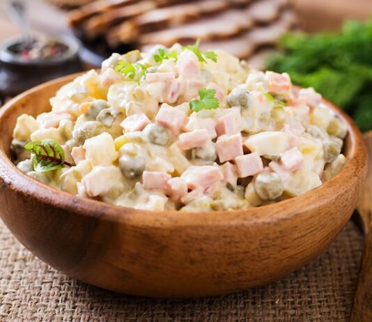 Салат с сыром и ветчиной