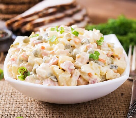 Ананасовый салат с яйцом и сыром