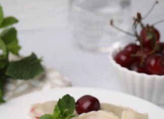 Вареники с вишней и сметаной