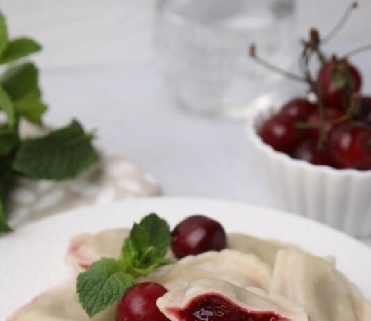 Вареники с вишней и сметаной