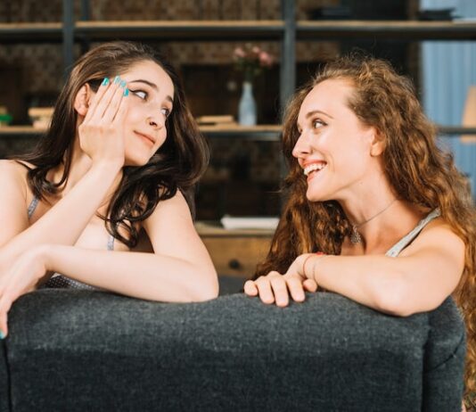 К чему снится друг подруги