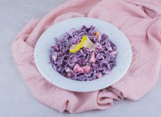 Капустный салат с черносливом