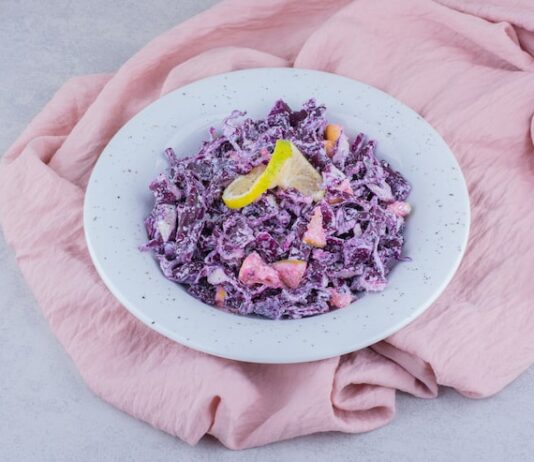 Капустный салат с черносливом