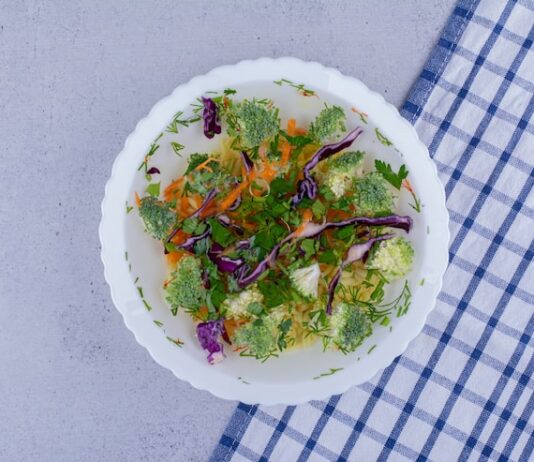 Щавелевые салаты: свежие рецепты