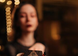 Паж Жезлов в Таро: любовь и новые начинания