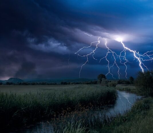 Сонник: Молния сверкает в небе