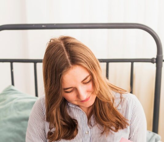 Что написать на открытке девушке