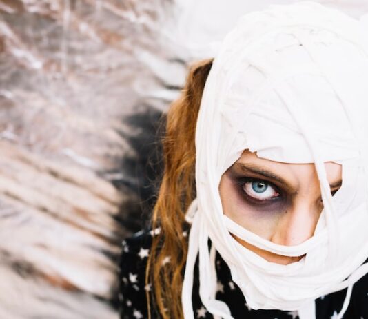 Кровь из глаз во сне: причины и лечение