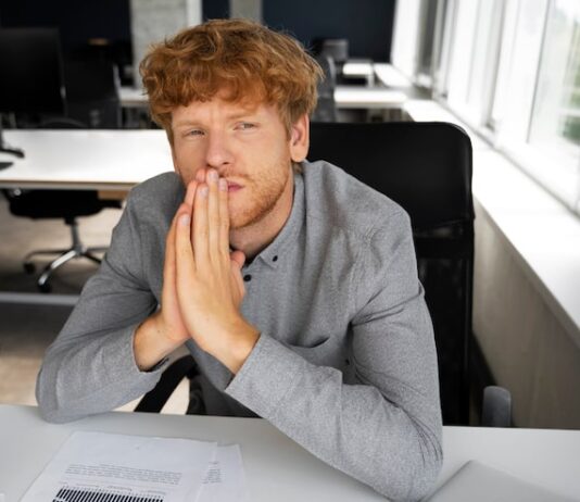 Поднять настроение мужчине на работе