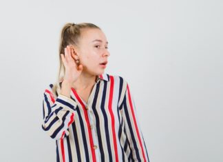 Чесание левого уха: значение и толкование