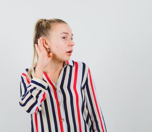 Чесание левого уха: значение и толкование